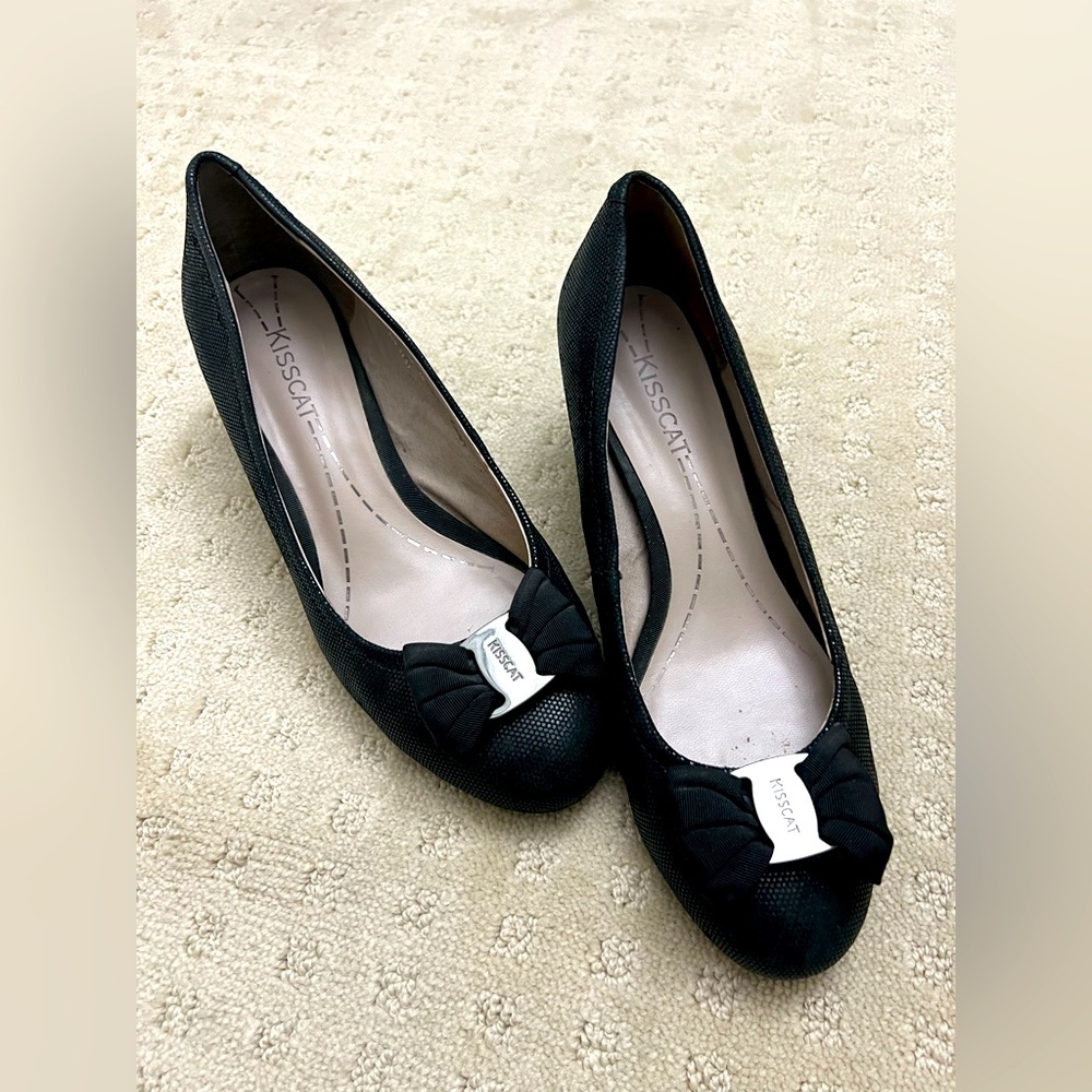 black pump with bow